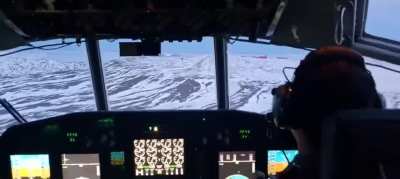 Un avión C-130 Hercules de la Fuerza Aérea realiza un vuelo rasante sobre la Base Marambio y su personal