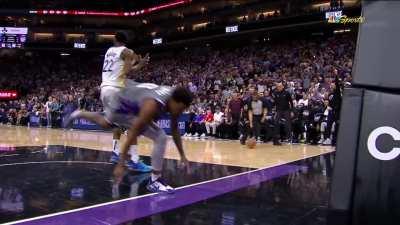 [Highlight] Malik Monk shows why officiating NBA games is hard.