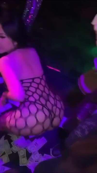 Reupload of her twerking on that guy