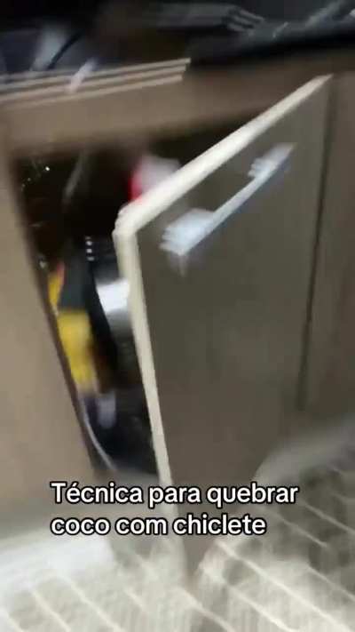 Lifehack: Como usar um chiclete pra quebrar um coco (pra vê se é ueco)