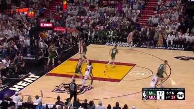 [Highlight] Jimmy Butler puts Giannis on a Poster