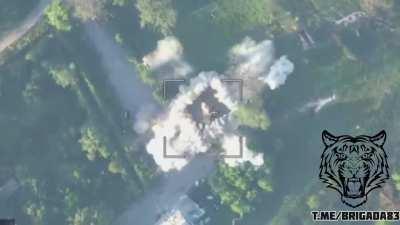 RU POV: Krasnopol strike on building with UAF engineering equipment near Chaikivka. 50.323021, 37.166500. 