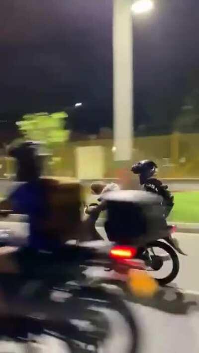 Hasta el perro tienen moto