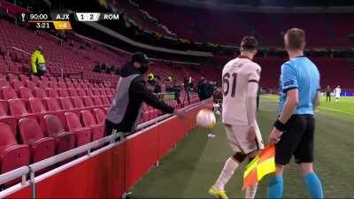Ajax - Roma 90+2' - Calafiori yellow card + incident with ballboy