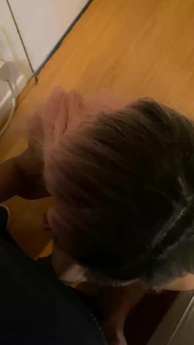 This hot security guard saw me and said I looked super pretty and wanted to use my smooth lips 👄 I couldn’t say no to his thick bbc 😍🥵🍆♠️