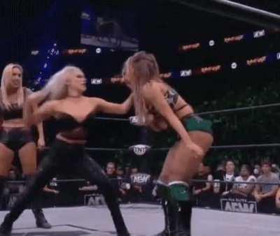 Anna Jay gets sent to dreamland by Penelope. What a domination and absolute squash after the match. So helpless 😍🤩