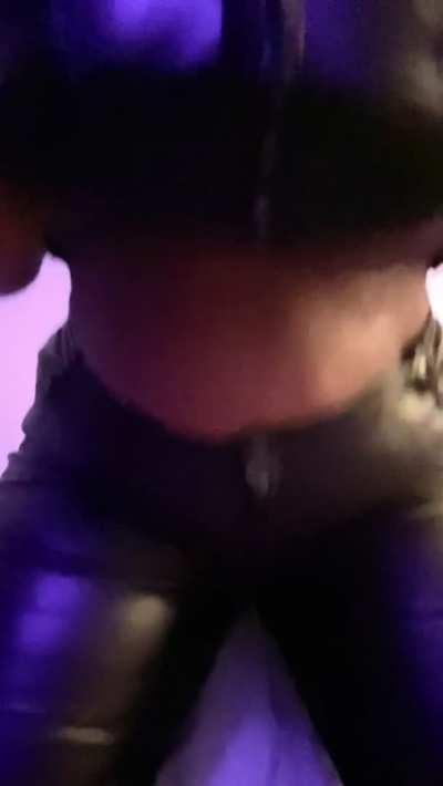 Hi! I'm your new big tiddy goth gf😈