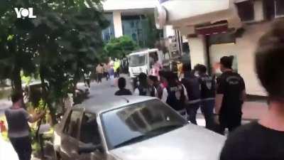 Onur yürüyüşünde polisin attığı ses bombasına “çocuk uyuyor” diyen CHP’li evinden alındı.