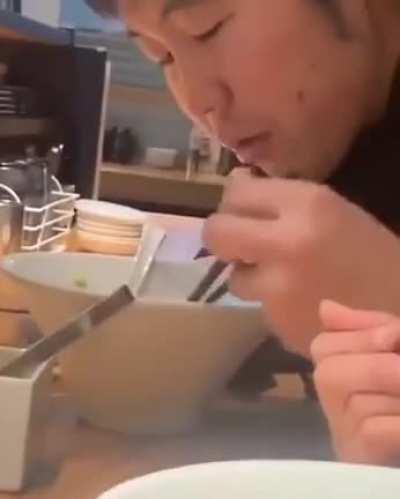 The way this guy eats noodles
