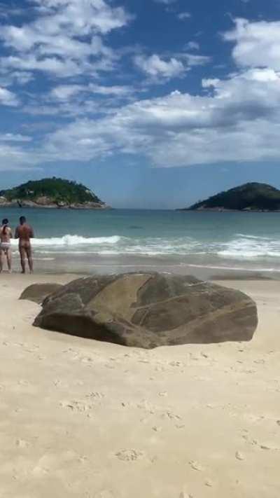 Cris Galêra chegou na praia de nudismo!!
