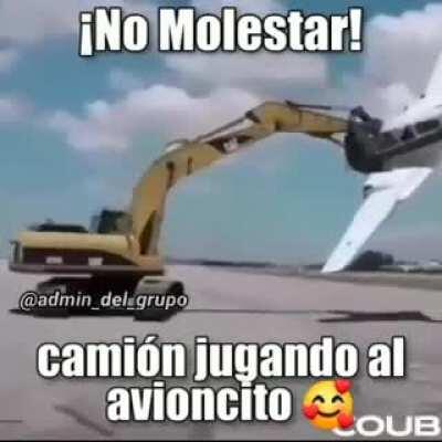 Baja despacio y silenciosamente esta jugando