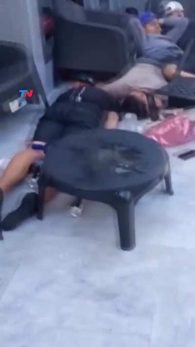 La policía de Lomas de Zamora se enfrentó a tiros con un grupo de 15 jóvenes acusados de integrar una banda que robaba autos en la zona sur del conurbano bonaerense, para usarlos en entraderas.