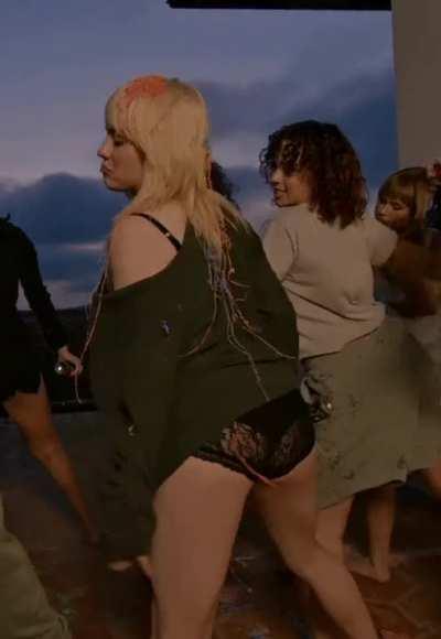 Stroking the night away to Billie Eilish!! Sext me as her!