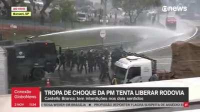 Tropa de choque da PM de SP tenta liberar trecho da rodovia Castelo Branco em Barueri, na Grande SP.