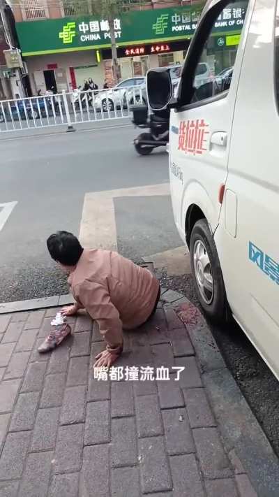 30日，广东汕尾，网友发布：疑似被老太碰瓷，交警看完监控后主持公道。。