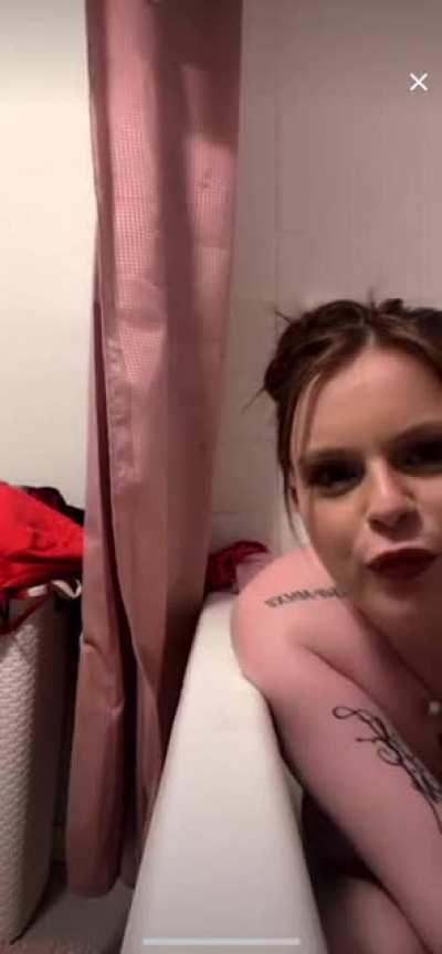 French girl took a shower while she was on live, but made a big ooooops