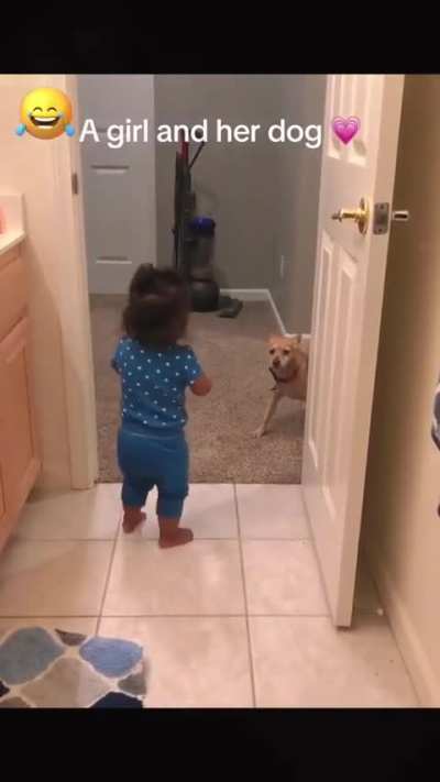 Dogs always have a way of making babies laugh 🥰