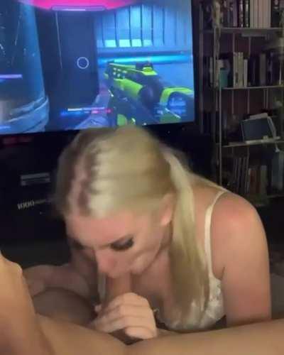 I didnt want to wait for him to finish his game, I just wanted to suck his cock 😘