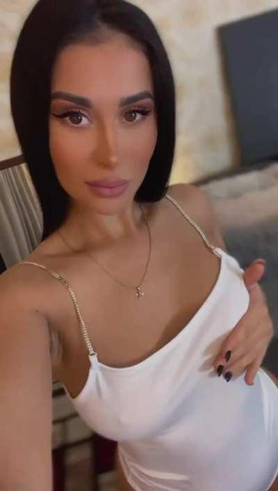 [emylaveau] you wanna play with this tits?