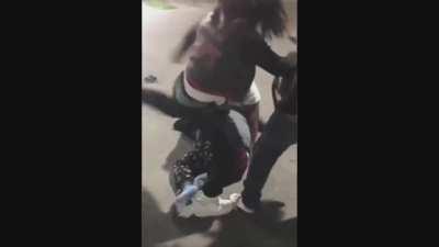 Community helps cop when man being arrested gets him to the ground - no context probably before covid