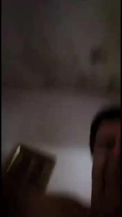 este velho homem casa esta bunda a fora bravo