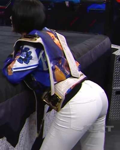 Booty in white pants 🍑