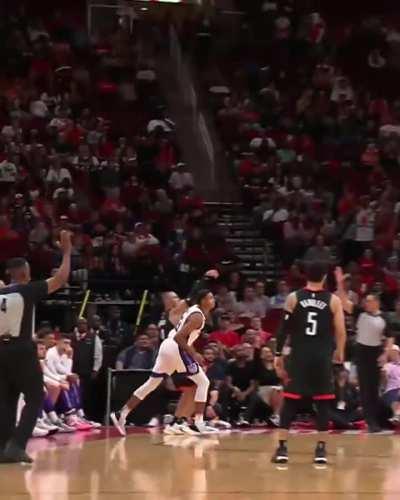 [Highlight] Dillion Brooks blows a kiss to the Kings bench after hitting a 3