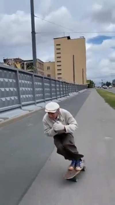 Igor is 73... he rides his board since 1981 by @timukhinmax