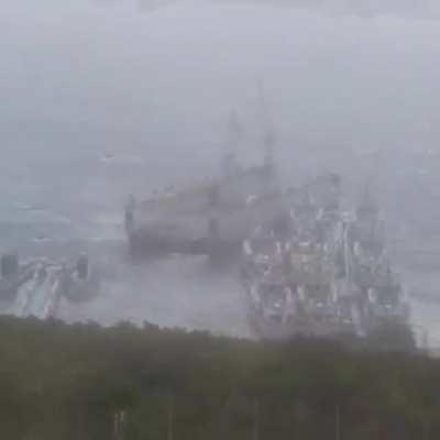 A dry dock torn off its moorings by the typhoon Maysak is battering the ships of the Russian Navy 03.09.2020