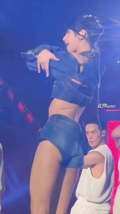 We all want to bang lisa's ass 🍑