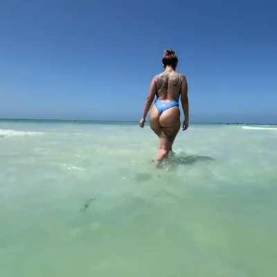 I would love to stick my face in that booty. 🍑