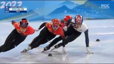 Even though The chinese player blocked with his hand, the korean player (who got in 1st placer later on) ends up disqualified