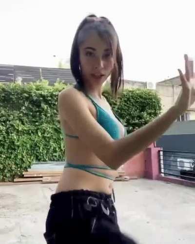 maria becerra calentando pijas. como le gusta la leche a esta zorrita