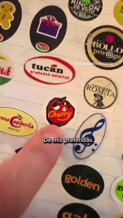 Piba muestra su colección de etiquetas de las frutas: