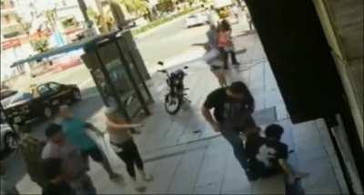 Cuando te haces el malo con un jubilado y hay uno cerca que tiene la madre cobrando la mínima. No sé si ya lo subieron pero va de nuevo en todo caso.