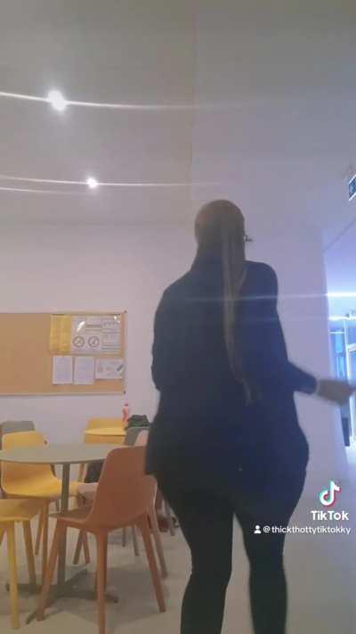 🇨🇲 Curvy Aunty