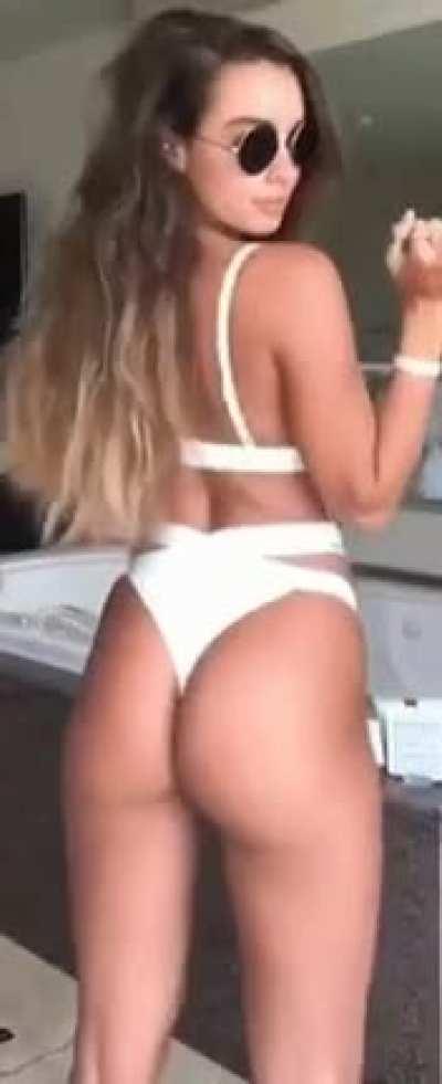 I bet Sommer Ray rides cock like a champ! 😩