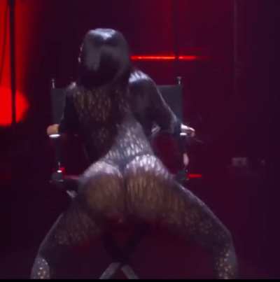 Imagine her twerking on your dick like this🥵(slowmo)