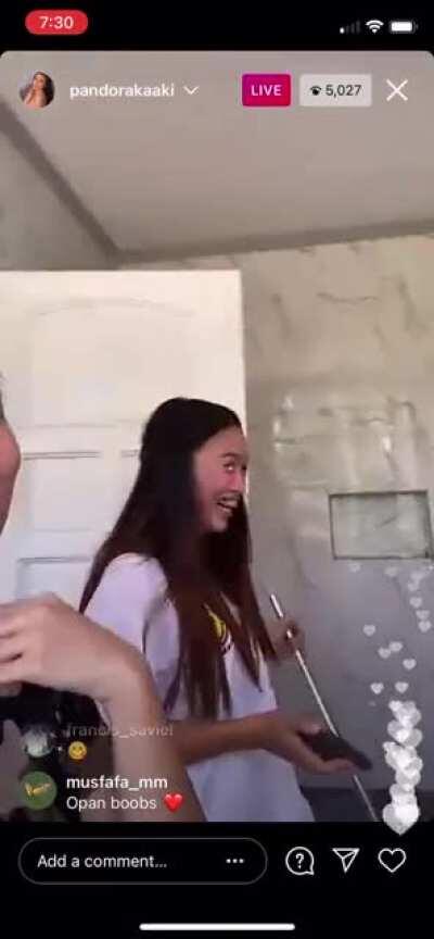 Filipina maid mooning 🌙 ass