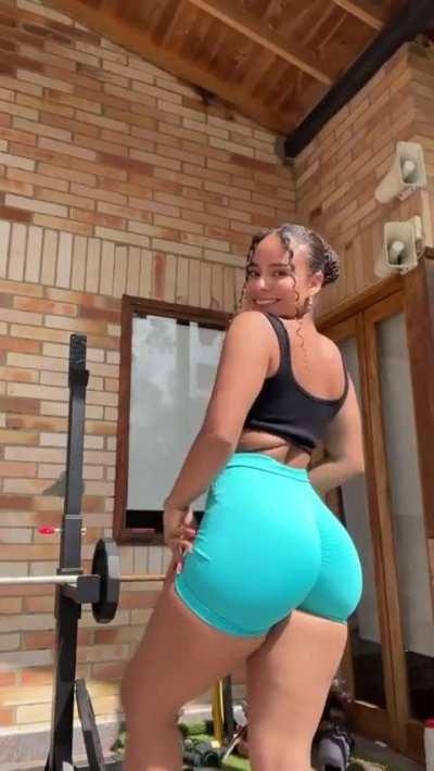 Emi (@xemily.smilesx)