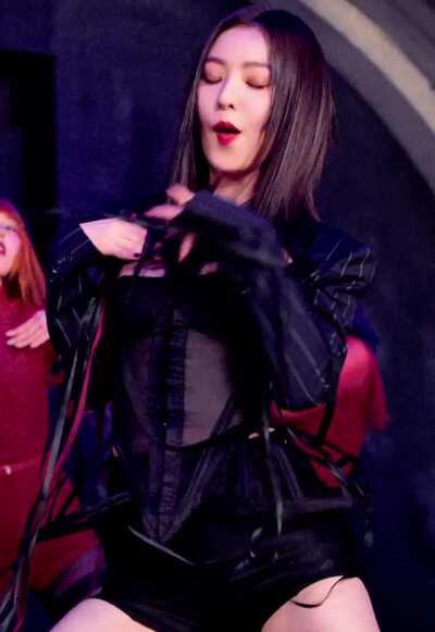Red Velvet - Irene nip slip