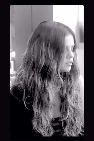 Those calves, those feet, that face