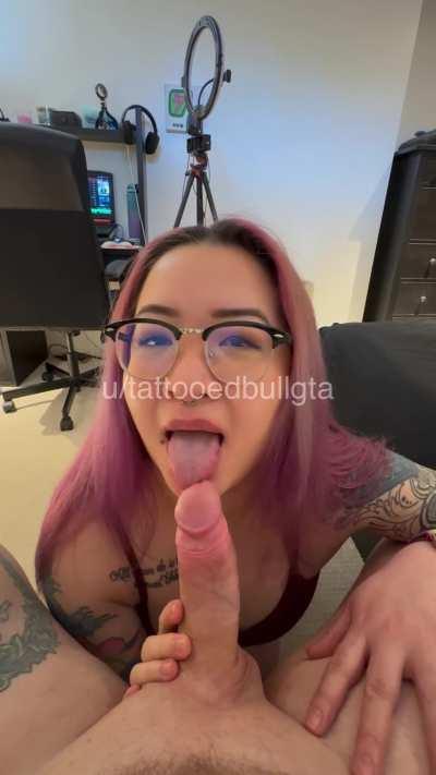 Asian Hotwife started blowing up my phone while her boyfriend was away on a work trip and she couldn’t wait any longer to get a dick in her mouth 👅