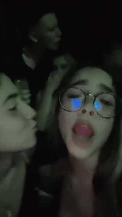 Esas putitas exitan a cualquiera...