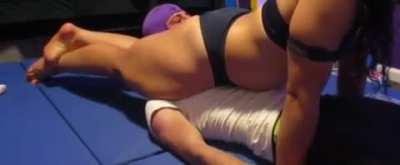 crazy strong chick ko !!!