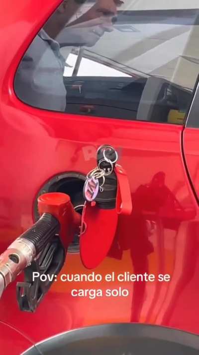 Playero insulta a cliente porque quiso cargarse solo