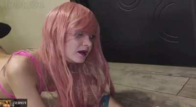 Love the way she keeps digging in there, such a beautiful way to eat food 🍑