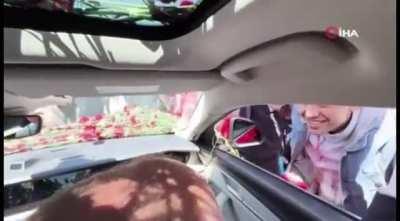 TOGG’la gezen Cumhurbaşkanı Erdoğan’ın bir gençle diyaloğu: “Ya bana bak.. sen bu zekayı nereden buldun lan”