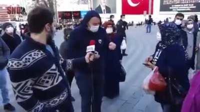 Okuduğu duanın anlamını bilmiyorlar daha ama herkesi münafıklık la suçluyor.