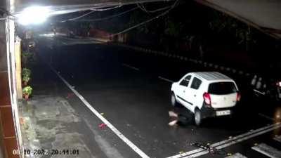 Car runs over pedestrian. Hospitalised in grave condition